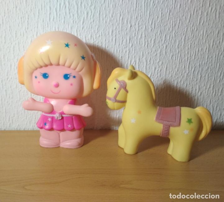 Figuras de Goma y PVC: Mu&ntilde;ecos de goma blanda. Pinypon rubia, vestido rosa, ojos azules con poni o caballo amarillo. Famosa