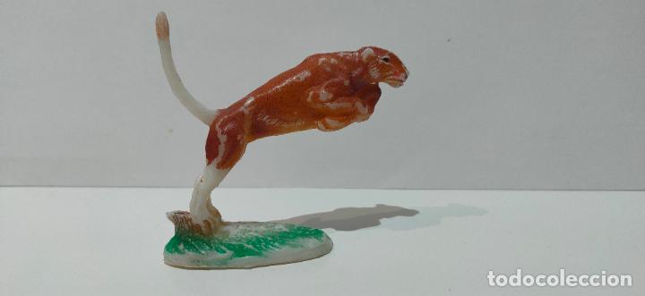Figuras de goma y PVC: Leona de pl&aacute;stico de Comansi - Foto 1