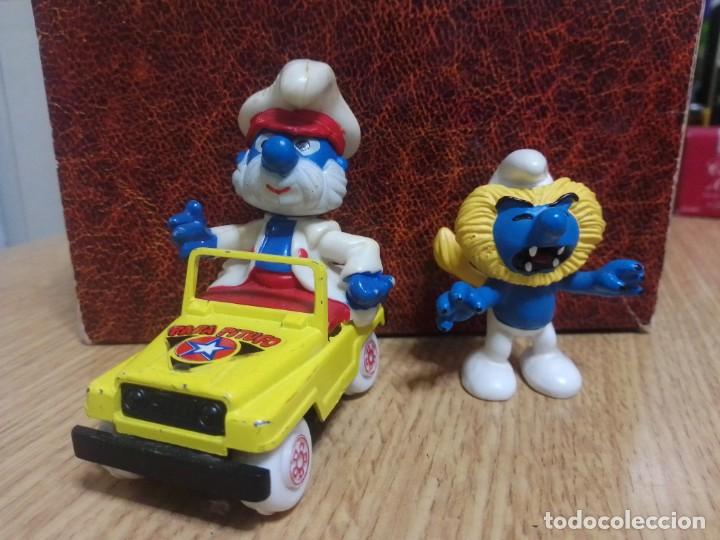 Figuras de Goma y PVC: Pareja pitufos Peyo. Le&oacute;n y Pap&aacute; pitufo coche Guisval