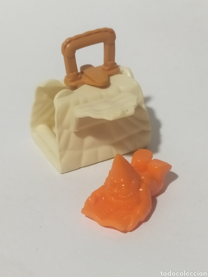 Kinder Figures: Figura PVC. Kinder. K99 n&deg;48. Enanos y casas divertidas. Enano y bolso. A&ntilde;o 1999.