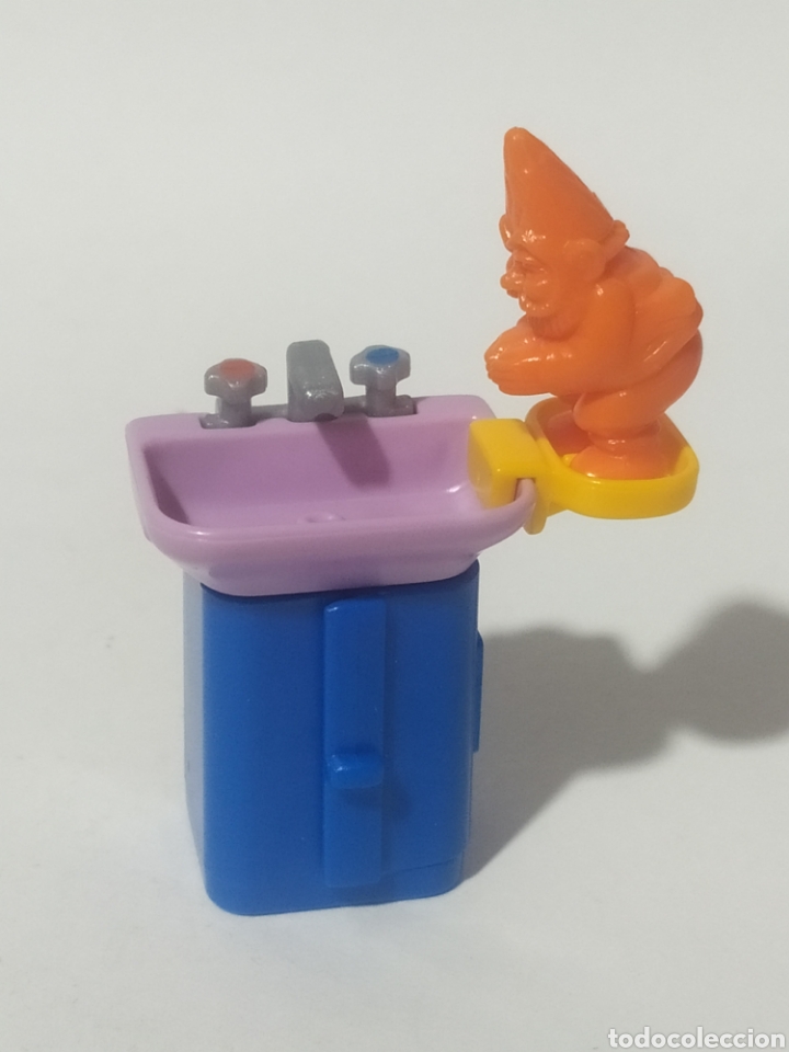 Kinder Figures: Figura PVC. Kinder. K99 n&deg;44. Enanos y casas divertidas. Enano y lavabo.A&ntilde;o 1999.