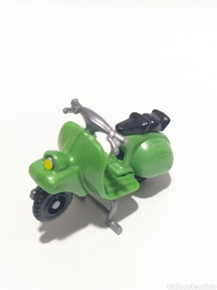 Figuras de Goma Kinder: Figuras PVC. Kinder. Scooter verde. K02 N28..A&ntilde;o 2002