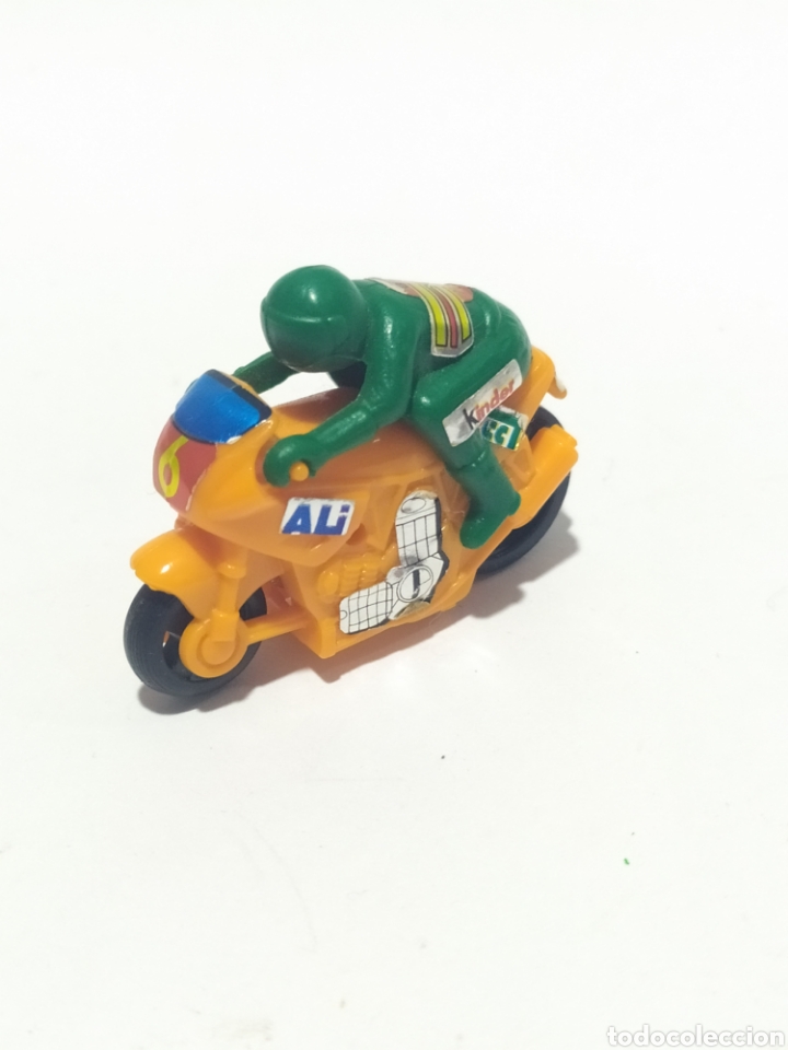 Figuras de Goma Kinder: Figuras PVC. Kinder.Motorista verde. K96 N97.A&ntilde;o 1996