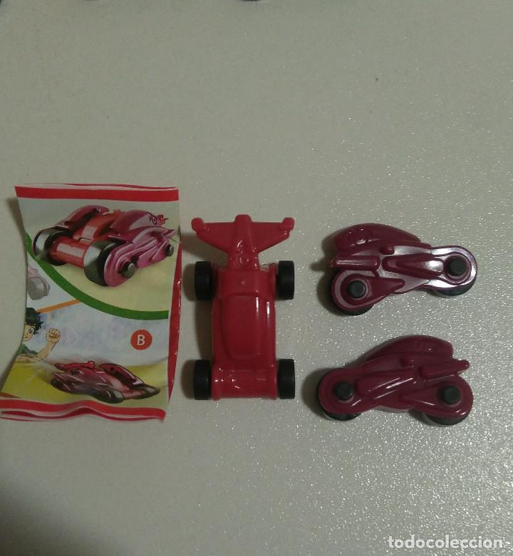 Figuras de Borracha e PVC: moto en kinder transformable coche bpz papel completo en miniatura rojo