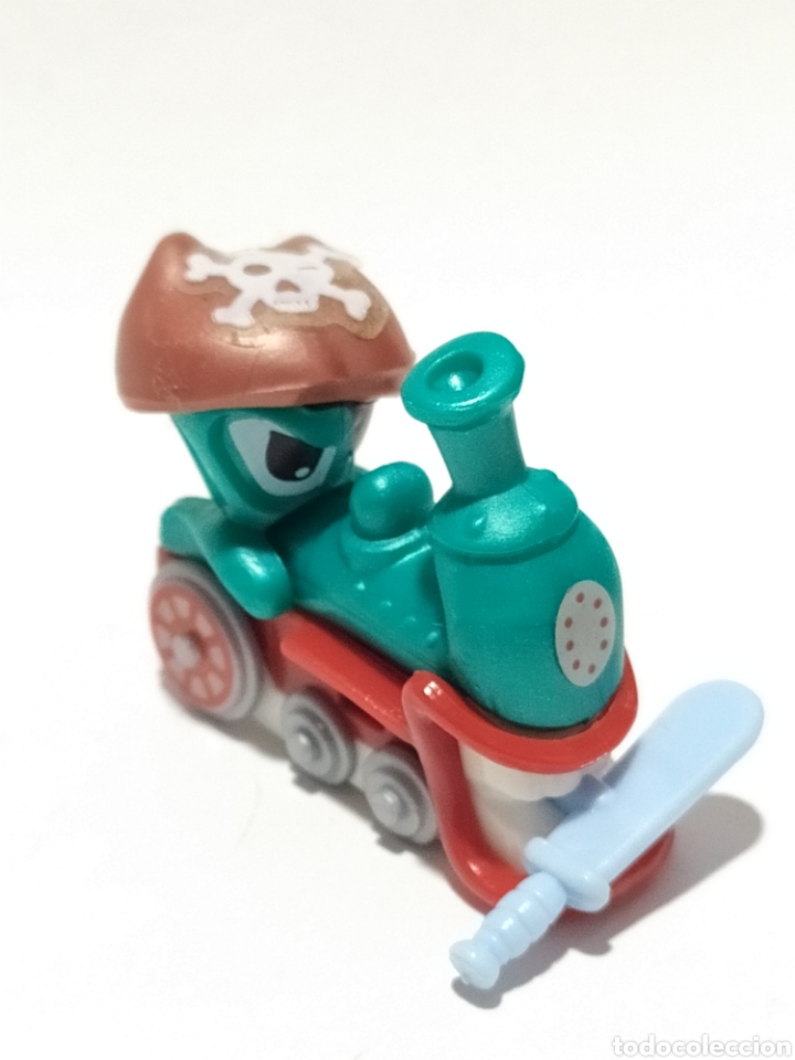 Figuras de Goma Kinder: Figuras PVC. Kinder. Locomotora Pirata. K00 N74.A&ntilde;o 2000