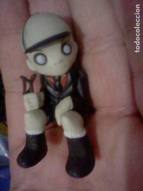 Figuras de Goma y PVC: LIVING DEAD DOLLS MEZCO FIGURA PVC PLASTICO MINIATVRA 5,5 CMS ALTO NI&Ntilde;O TIRACHINAS ZOMBIE