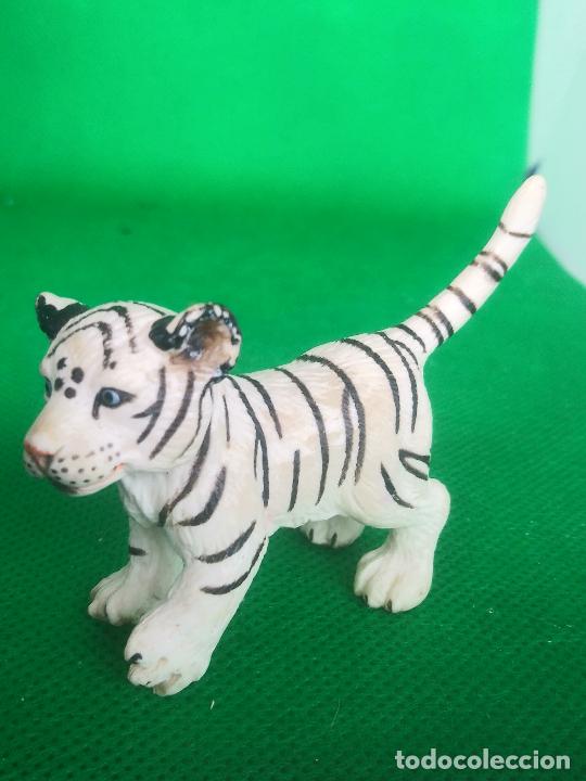 Figuras de goma y PVC: Cr&iacute;a Tigre blanco 2003 schleich - Foto 1