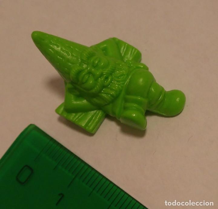 Kinder Figures: gnomo monocromatico enano kinder miniatura mini figurita