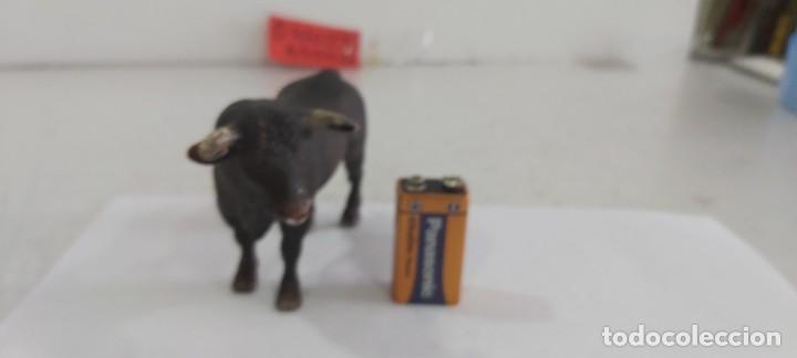 Figuras de goma y PVC: ANTIGUA FIGURA DE TORO - Foto 3