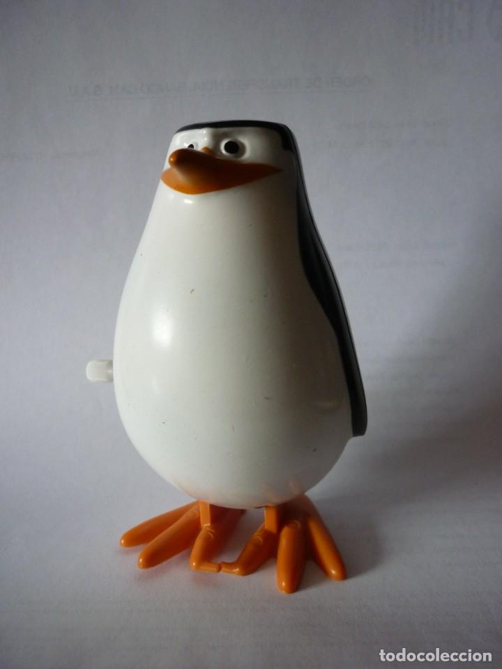 Figuras de goma y PVC: Figura de ping&uuml;ino de Madagascar - Quick 2011 - Foto 1