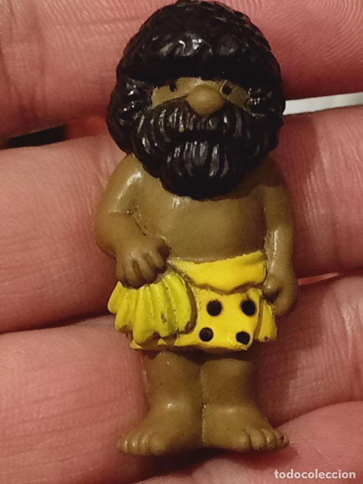 Figuras de Goma y PVC: PREHISTORIA TROGLODITA NAUFRAO FIGURA GOMA RETRO 5 CM ALTO RACIOMO BANANAS PLATANOS