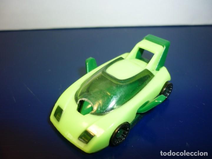 Figuras de goma Kinder: Figura Kinder - coche - Foto 1