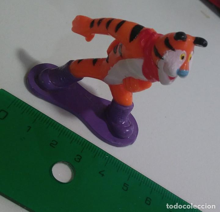 Figuras de goma y PVC: CEREALES FROSTIES KELLOGGS PROMOCIONAL MERCHANDISING TONY PVC FIGURA MU&Ntilde;ECo snowboard board