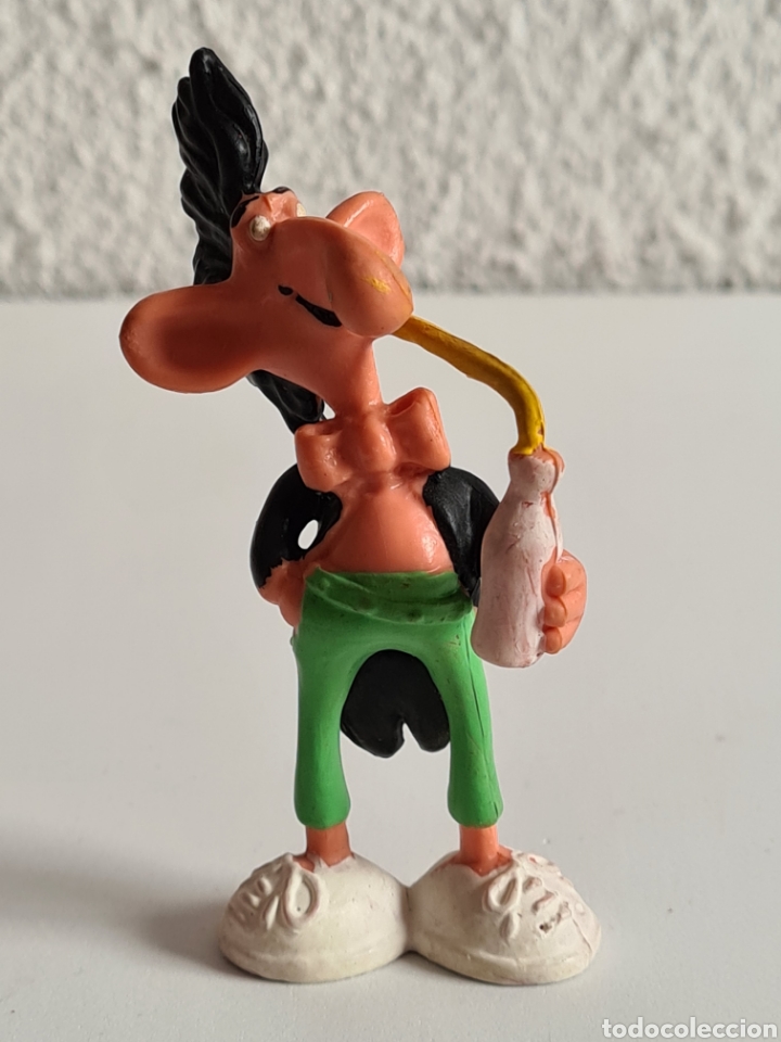 Figuras de Borracha e PVC: Figura goma pvc Orejudo con Cresta y Zapatones bebiendo Refresco - A&ntilde;os 80