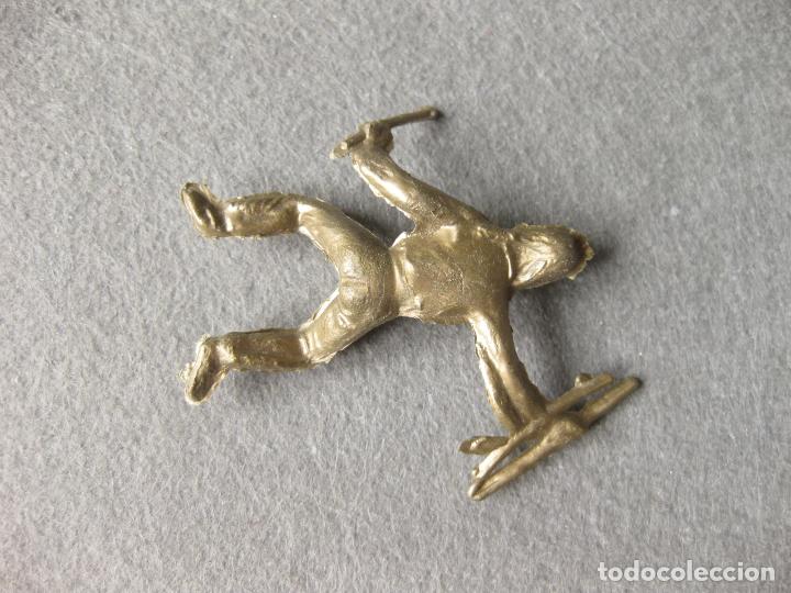 Figuras de goma y PVC: INDIO DE PL&Aacute;STICO DORADO A CABALLO - Foto 2