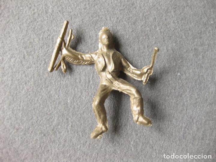 Figuras de goma y PVC: INDIO DE PL&Aacute;STICO DORADO A CABALLO - Foto 1
