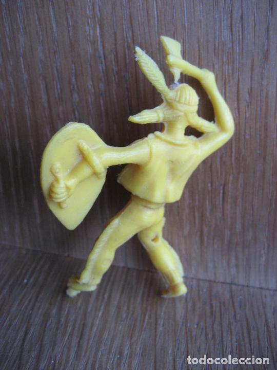 Figuras de goma y PVC: Indio , sin identificar. Monocolor amarillo. 8 cms. - Foto 2
