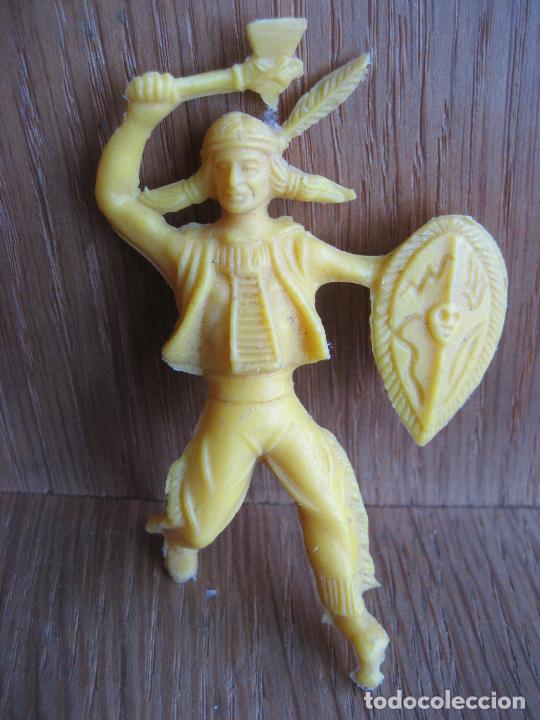 Figuras de goma y PVC: Indio , sin identificar. Monocolor amarillo. 8 cms. - Foto 1