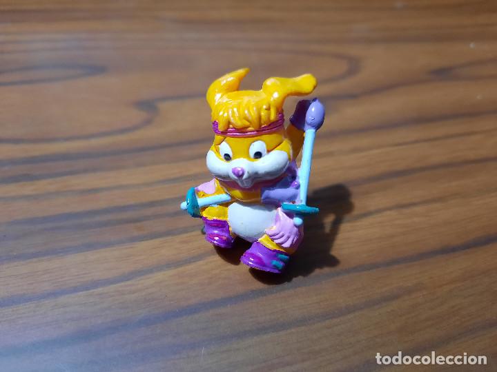 Figurines en Caoutchouc et PVC: CONEJO ESQUIADOR DE FERRERO. BUEN ESTADO. 3 CM.