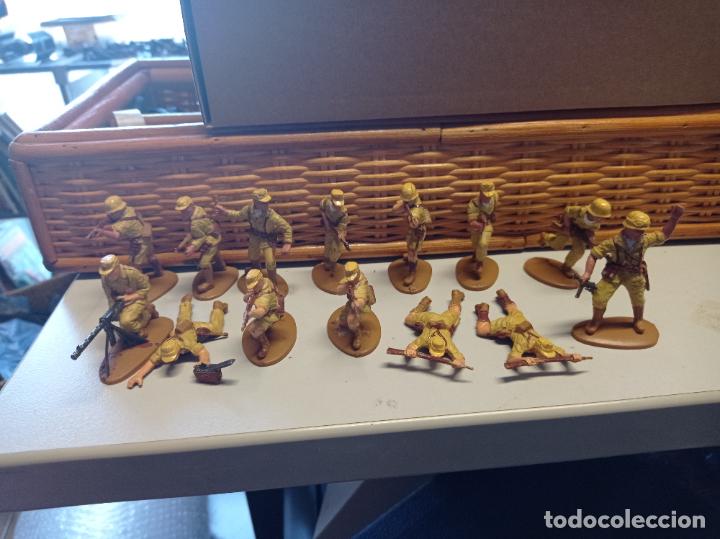 Figuras de goma y PVC: 14 soldados de pl&aacute;stico - Foto 1