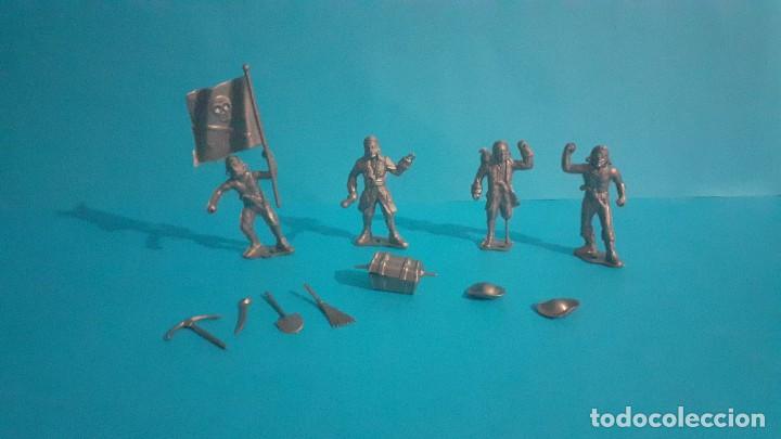 Figuras de goma y PVC: Lote de piratas y complementos de plastico monocolor tipo reamsa, pech ,comansi, lafredo... - Foto 1