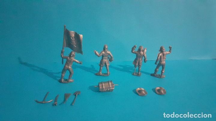 Figuras de goma y PVC: Lote de piratas y complementos de plastico monocolor tipo reamsa, pech ,comansi, lafredo... - Foto 3