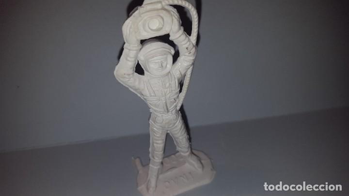 Figuras de goma y PVC: FIGURA DEL ESPACIO - Foto 1