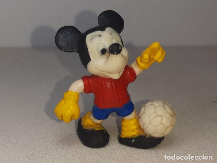 Figuras de goma y PVC: ANTIGUA FIGURA DE GOMA MICKEY MOUSE FUTBOLISTA A&Ntilde;OS 80 SIN MARCAR