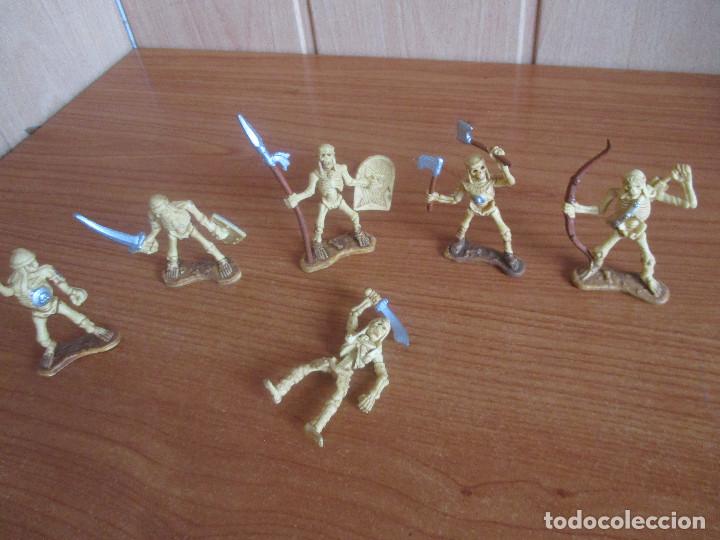 Figurines en Caoutchouc et PVC: LOTE 6 FIGURAS GUERREROS DE ESQUELETOS FABRICADOS EN GOMA , 5,5 CM DE ALTURA