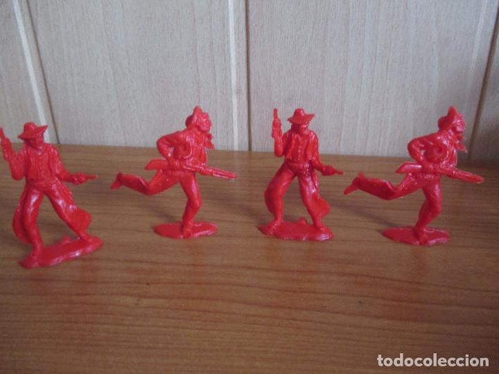 Gummi- und PVC-Figuren: LOTE 4 FIGURAS VAQUEROS OESTE MONOCOLOR ROJOS 5,5 CM ( PECH , JECSAN , REAMSA , COMANSI , ETC)
