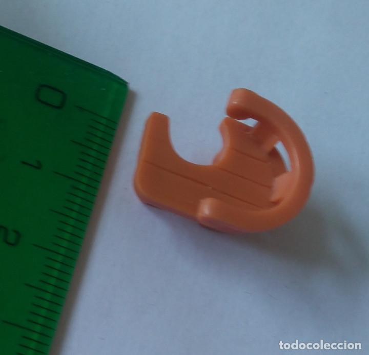 Figurines en Caoutchouc et PVC: banqueta silla perteneciente a figura de KINDER LORO PIRATA PAPAGAYo miniatura mini papagali