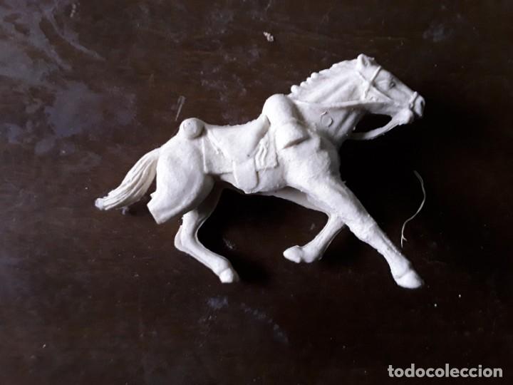 Figurines en Caoutchouc et PVC: Figura caballo pvc blanco oeste pata rota