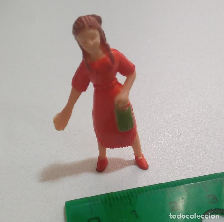 Rubber and PVC Figures: mu&ntilde;eca pvc goma miniatura escala humana mujer vestido rojo y bolso india