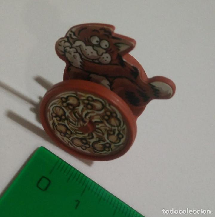Figuras de Borracha e PVC: kinder gato montable ruedas cat callejero antiguo secundario