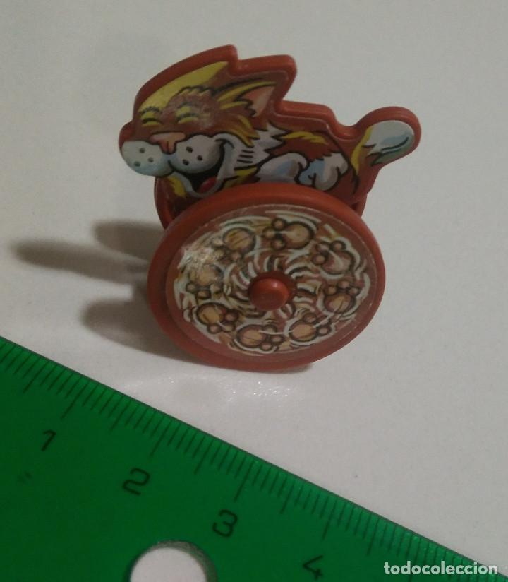 Figuras de Borracha e PVC: kinder gato montable ruedas cat callejero antiguo secundario