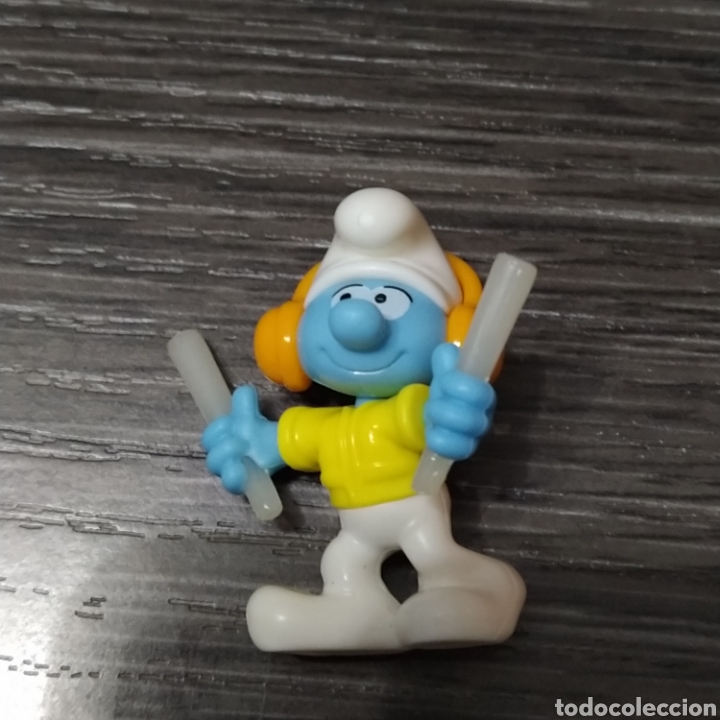 Figuras de goma Kinder: Pitufo control a&eacute;reo Kinder - Foto 1
