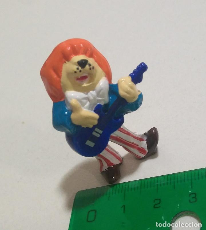 Figurines en Caoutchouc et PVC: figura de huevo sorpresa cantante perro ? hippie guitarrista guitarra mu&ntilde;equito figurita