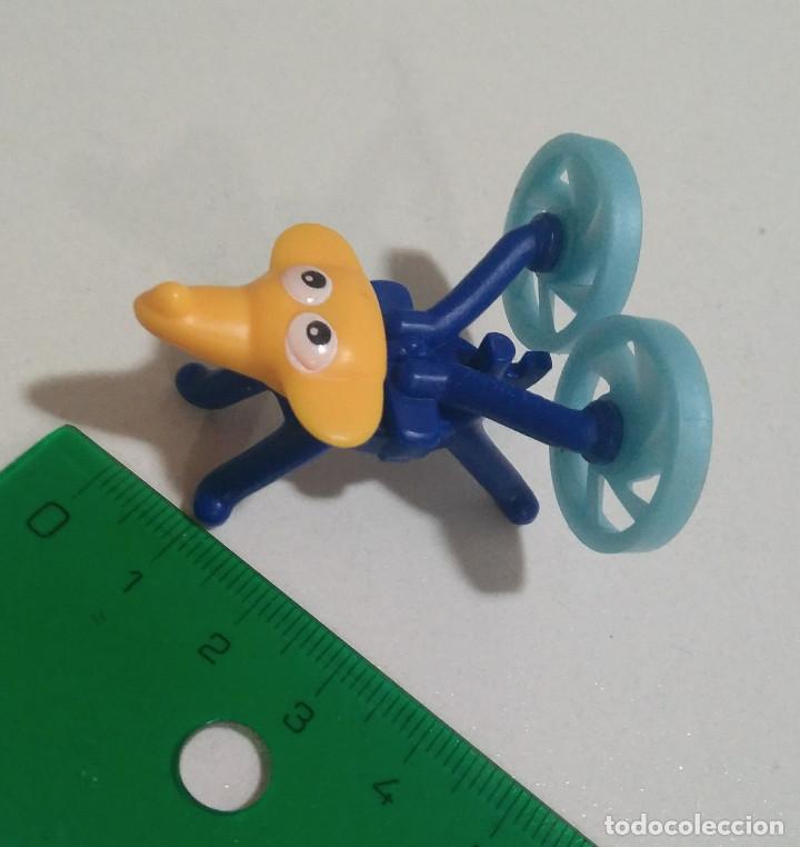 Kinder &Uuml;berraschung: helice kinder mu&ntilde;eco bicho azul secundario montable