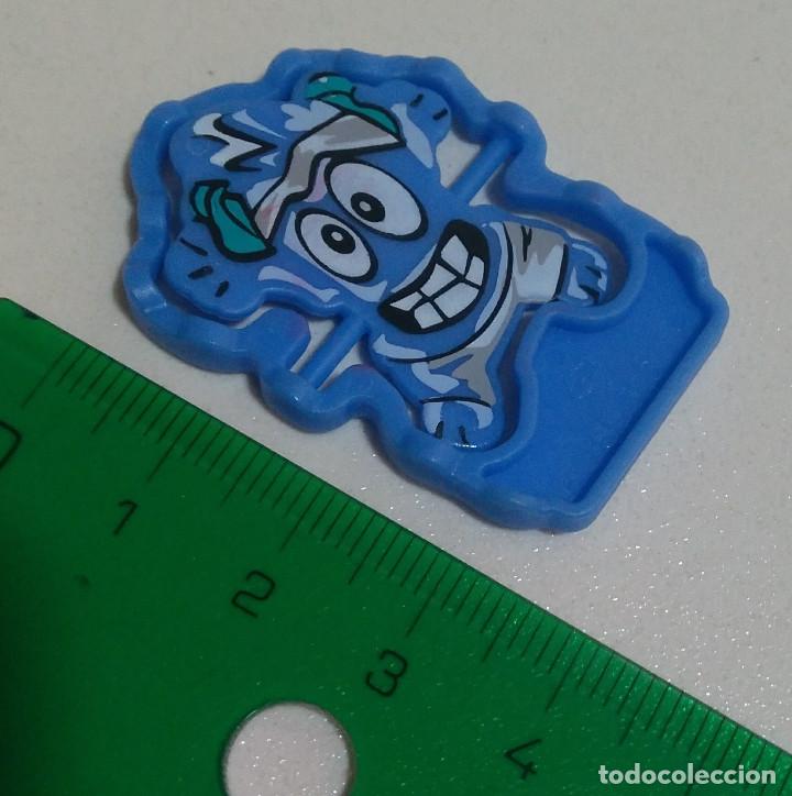 Figuras de Borracha e PVC: bicho kinder secundario azul monstruito