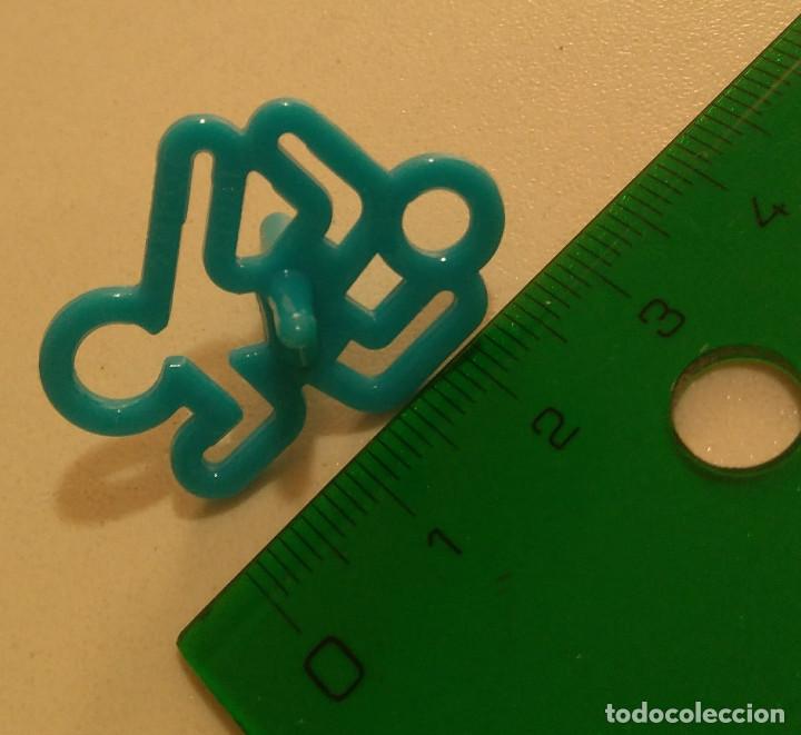 Kinder &Uuml;berraschung: silueta giratoria kinder secundario futbolista futbol deportes color azul