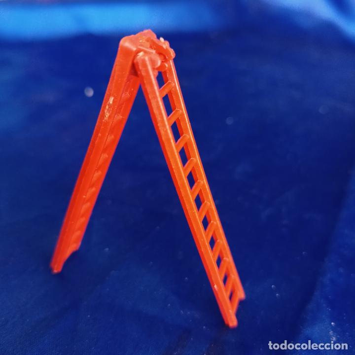 Figuras de goma y PVC: Escalera montaplex roja - Foto 1