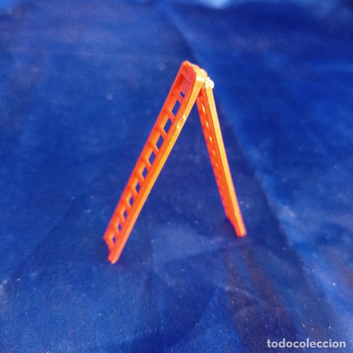 Figuras de goma y PVC: Escalera montaplex roja - Foto 1