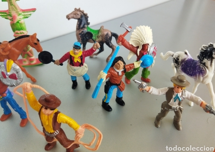 Figuras de goma y PVC: Lote de 10 figuras COMANSIi Indios ,Vaqueros,Totem ,Caballos - Foto 3