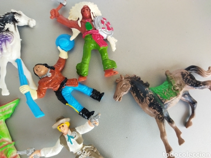 Figuras de goma y PVC: Lote de 10 figuras COMANSIi Indios ,Vaqueros,Totem ,Caballos - Foto 6