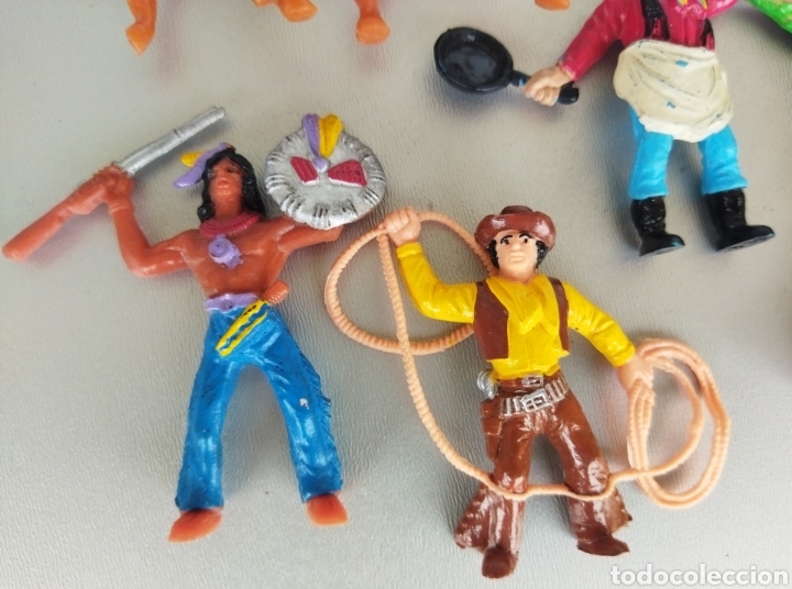 Figuras de goma y PVC: Lote de 10 figuras COMANSIi Indios ,Vaqueros,Totem ,Caballos - Foto 9