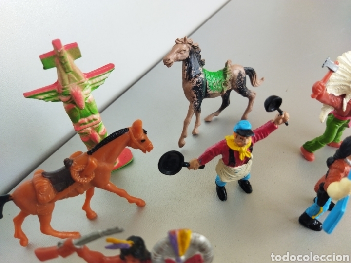 Figuras de goma y PVC: Lote de 10 figuras COMANSIi Indios ,Vaqueros,Totem ,Caballos - Foto 2