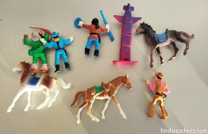 Figuras de goma y PVC: Lote de 8 figuras Comansi Indios ,Vaqueros,Totem ,Caballos - Foto 3