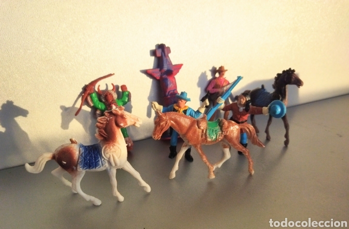 Figuras de goma y PVC: Lote de 8 figuras Comansi Indios ,Vaqueros,Totem ,Caballos - Foto 2
