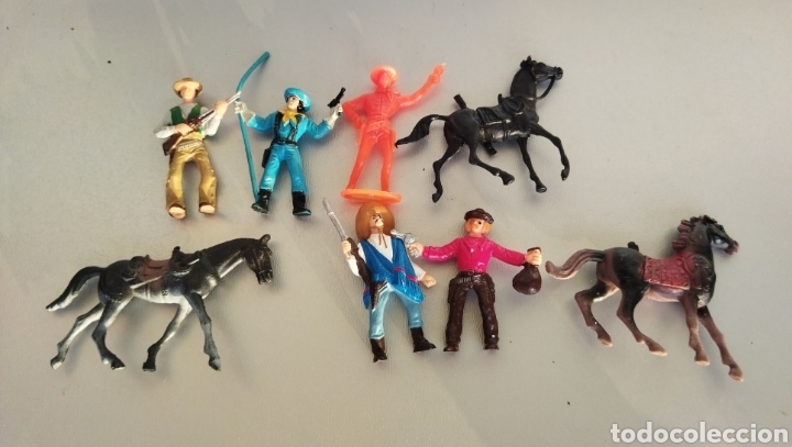 Figuras de goma y PVC: Lote de 6 Vaqueros y 2 caballos Comansi - Foto 1