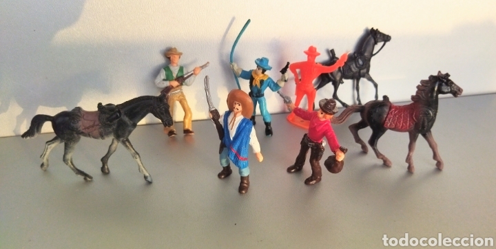 Figuras de goma y PVC: Lote de 6 Vaqueros y 2 caballos Comansi - Foto 3